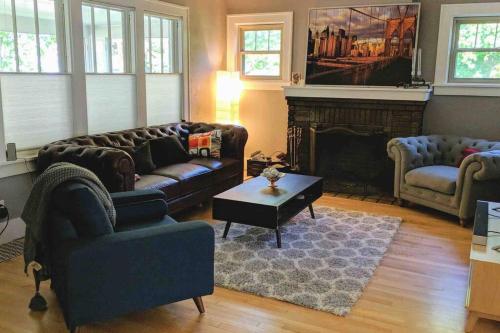 Modern 1920s Bungalow 5 mins from Lambeau Field! in Green Bay, USA