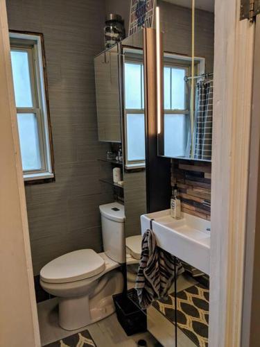 Modern 1920s Bungalow 5 mins from Lambeau Field! in Green Bay, USA