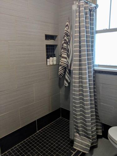 Modern 1920s Bungalow 5 mins from Lambeau Field! in Green Bay, USA