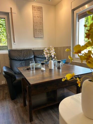 Charmantes Tiny Haus mit 2 Wohnungen Charmantes Tiny Haus mit 2 Wohnungen