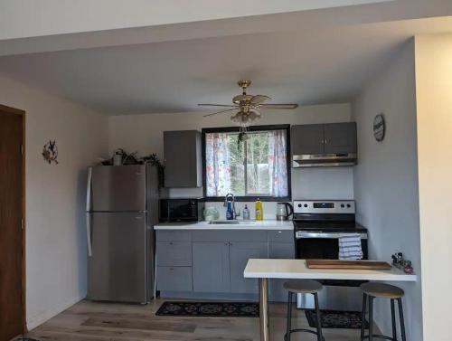 Konyha, Peaceful and Heavenly Private Water Front Cottage on 100 Acres of Scenic Beauty- Trent Lakes in Trent Lakes (ON)