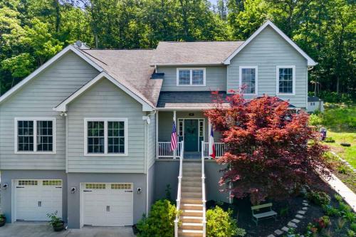 Multi-gen Family Mountain House in Front Royal, USA