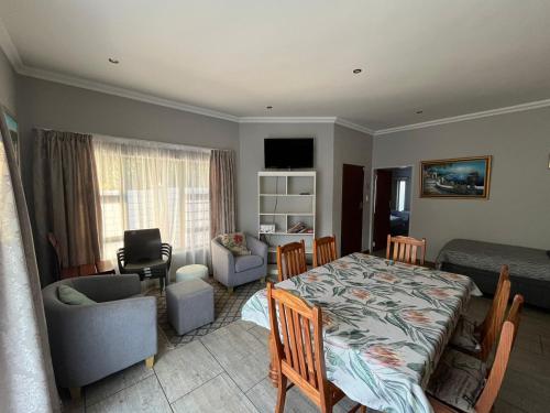 Deluxe Family Suite image 8