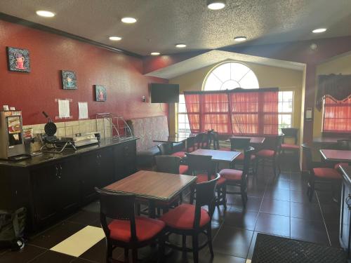 อาหารและเครื่องดื่ม, Days Inn & Suites by Wyndham Hutchinson in ฮัตชินสัน (KS)