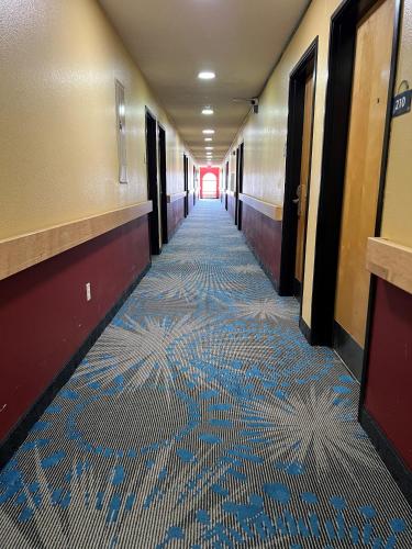 ทัศนียภาพภายนอกโรงแรม, Days Inn & Suites by Wyndham Hutchinson in ฮัตชินสัน (KS)