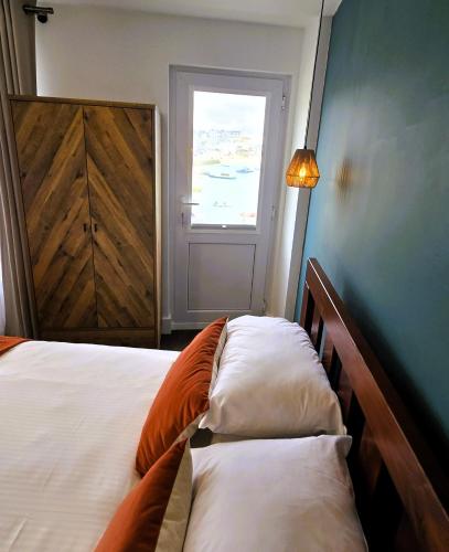 Premier 4 - Stunning Suite, beautiful sea views, St Ives (photo 2)