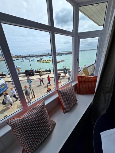 Premier 4 - Stunning Suite, beautiful sea views, St Ives (photo 6)