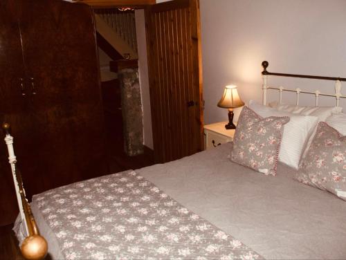 Cottage at the heart of Teapot Lane Glamping, Castlegal (фото 2)