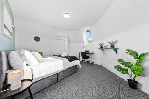 Central Brixton 4BR Ideal for Groups, Sleeps 10, Near Tube, London