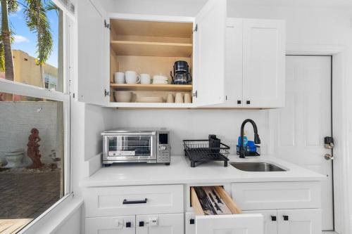 Sleek and Cozy Studio l Freshly Renovated in West Palm Beach, USA