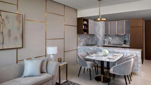 One-Bedroom Apartment with Balcony and Canal View - High Floor image 5