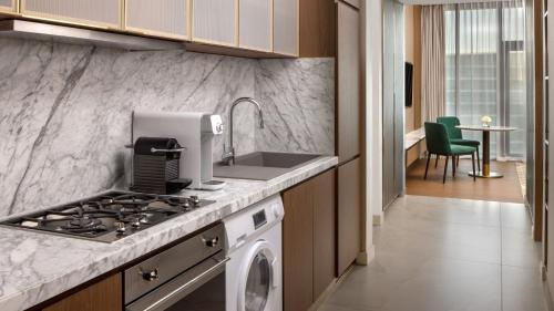 Studio King Room with Kitchenette and City View image 3