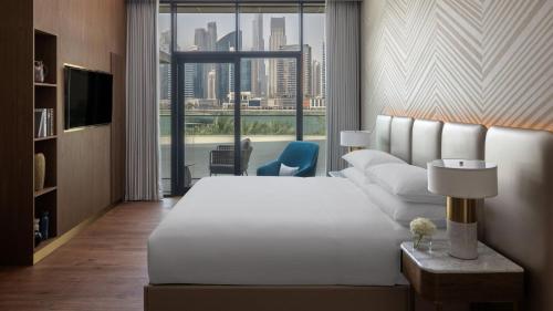 Studio King Room with Kitchenette and City View image 1