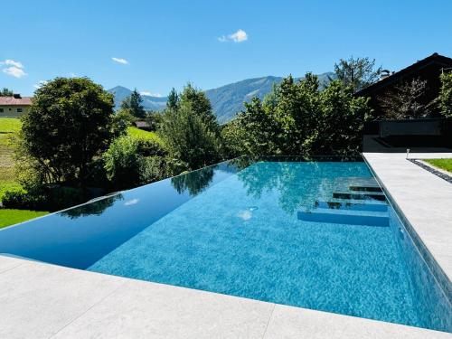 Vaade, place2be - with infinity pool in Faistenau