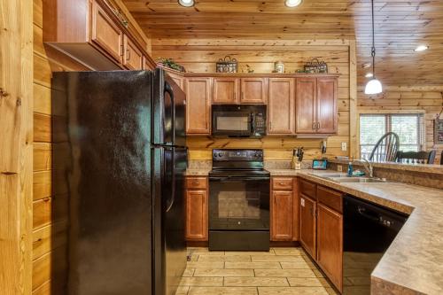 Gatlinburg Heights Hot Tub Game Room Theater Room FREE Attraction tickets !!! - image 13