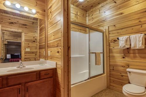 Gatlinburg Heights Hot Tub Game Room Theater Room FREE Attraction tickets !!! - image 12