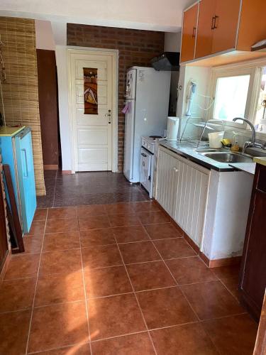 keuken, Casa a 3 cuadras del mar, amplio parrillero techado y cochera in La Aguada