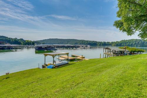 Sun-Soaked Kingsport Home with Deck and Lake View - image 7