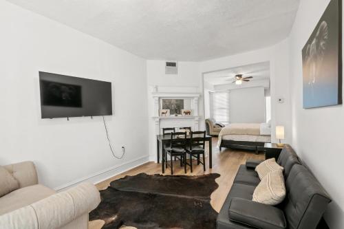 Charming 4-bedroom townhome in fabulous Washington with AC, WiFi Charming 4-bedroom townhome in fabulous Washington with AC, WiFi