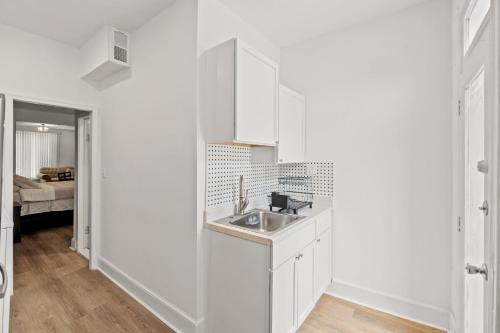 Charming 4-bedroom townhome in fabulous Washington with AC, WiFi Charming 4-bedroom townhome in fabulous Washington with AC, WiFi