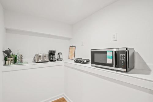 Charming 4-bedroom townhome in fabulous Washington with AC, WiFi Charming 4-bedroom townhome in fabulous Washington with AC, WiFi