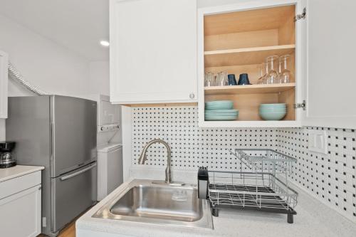 Charming 4-bedroom townhome in fabulous Washington with AC, WiFi Charming 4-bedroom townhome in fabulous Washington with AC, WiFi