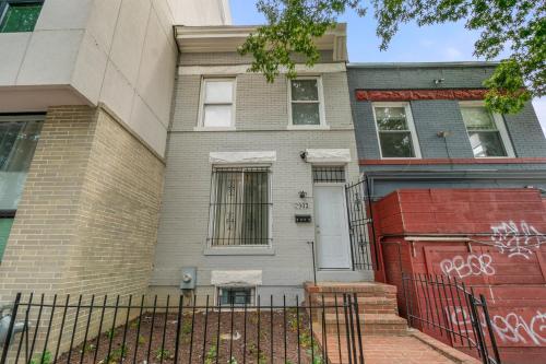 Charming 4-bedroom townhome in fabulous Washington with AC, WiFi Charming 4-bedroom townhome in fabulous Washington with AC, WiFi