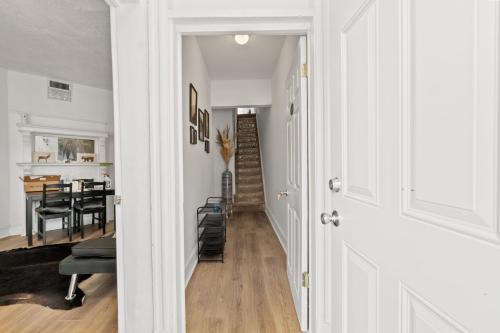 Charming 4-bedroom townhome in fabulous Washington with AC, WiFi Charming 4-bedroom townhome in fabulous Washington with AC, WiFi