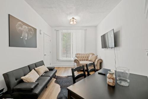 Charming 4-bedroom townhome in fabulous Washington with AC, WiFi Charming 4-bedroom townhome in fabulous Washington with AC, WiFi