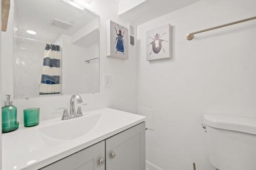 Charming 4-bedroom townhome in fabulous Washington with AC, WiFi Charming 4-bedroom townhome in fabulous Washington with AC, WiFi