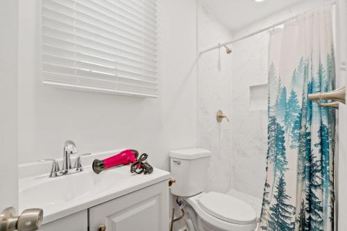 Charming 4-bedroom townhome in fabulous Washington with AC, WiFi Charming 4-bedroom townhome in fabulous Washington with AC, WiFi