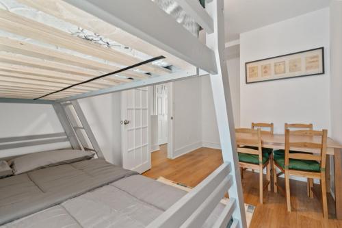 Charming 4-bedroom townhome in fabulous Washington with AC, WiFi Charming 4-bedroom townhome in fabulous Washington with AC, WiFi