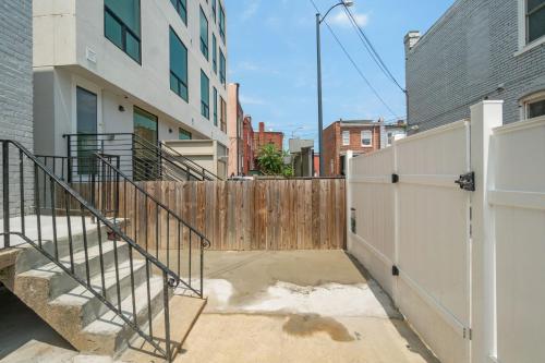 Charming 4-bedroom townhome in fabulous Washington with AC, WiFi Charming 4-bedroom townhome in fabulous Washington with AC, WiFi