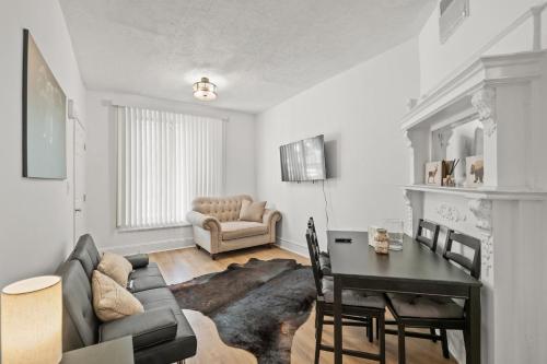 Charming 4-bedroom townhome in fabulous Washington with AC, WiFi Charming 4-bedroom townhome in fabulous Washington with AC, WiFi