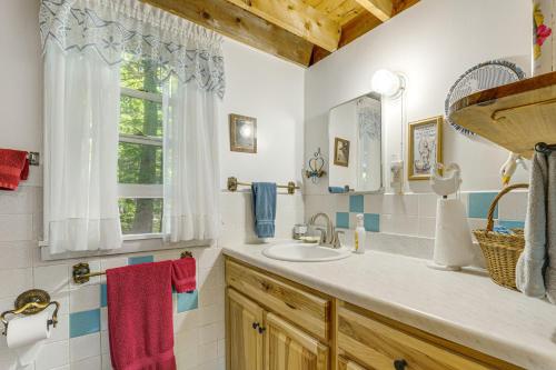 Quiet and Remote Waterfront Cottage on Panther Pond! - image 5