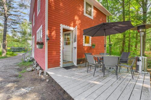 Quiet and Remote Waterfront Cottage on Panther Pond! - image 13