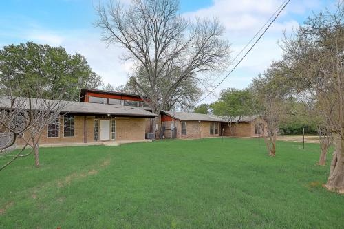 Spacious Austin Retreat 3BR Near COTA and DT in Austin, USA