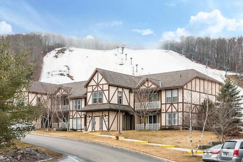 Enjoy the family for ski adventures in 2BD condo with resort amenities in Boyne Falls (Michigan)