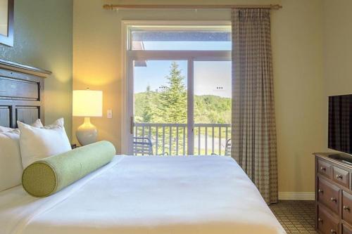 Enjoy the family for ski adventures in 2BD condo with resort amenities - image 9