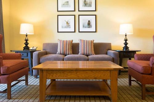 Enjoy the family for ski adventures in 2BD condo with resort amenities - image 14