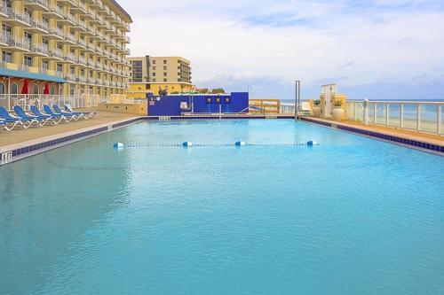 Tropical 1BD vacation condo in beautiful resort setting with pool amenities to enjoy in Ormond Beach, USA