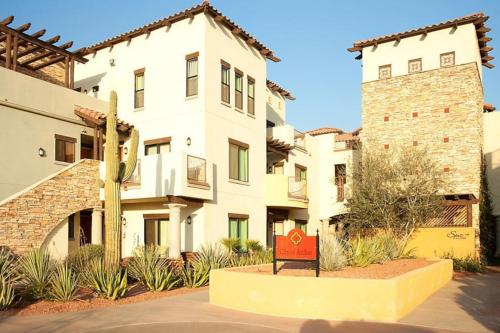 Beautiful Studio Apt in a great resort setting with fountains, courtyards, and pool with bar