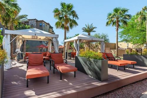 Beautiful Studio Apt in a great resort setting with fountains, courtyards, and pool with bar