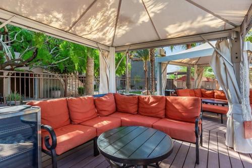 Beautiful Studio Apt in a great resort setting with fountains, courtyards, and pool with bar
