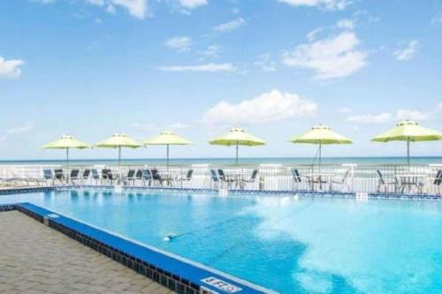 Enjoy Daytona Beach in this 1BD resort condo with resort amenities - image 3