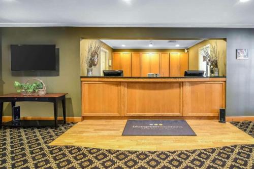 Beautiful Northeast scenery and resort amenities in this great 1BD vacation condo - image 2
