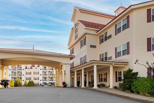 Beautiful Northeast scenery and resort amenities in this great 1BD vacation condo - image 4