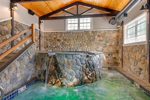 Beautiful Northeast scenery and resort amenities in this great 1BD vacation condo - image 3