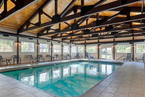 Beautiful Northeast scenery and resort amenities in this great 1BD vacation condo - image 7