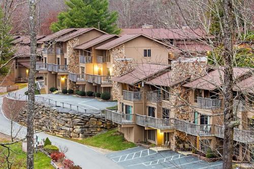 Take in Natures Beauty with lots of resort outdoor activities in 1BD condo in Banner Elk, USA